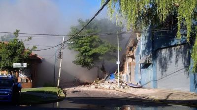Un globo pirot�cnico provoc� el incendio y derrumbe de una f�brica en Olivos