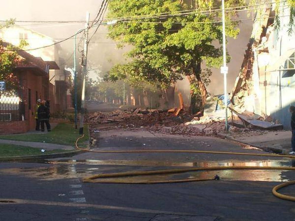 Incendio y derrumbe en una f�brica de zapatillas en Olivos 