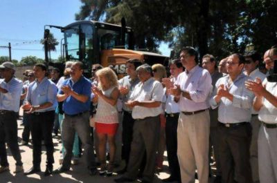 Capitanich y Dar�o Bacileff Ivanoff inauguraron un centro de salud y entregaron maquinarias