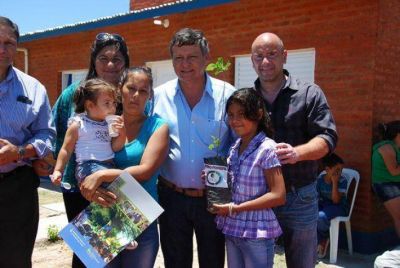 Entregan seis viviendas construidas por una cooperativa de trabajo en el ex Campo de Tiro