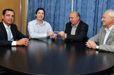 El Nuevo Banco del Chaco entrega Tarjeta Tuya a trabajadores de ECOM