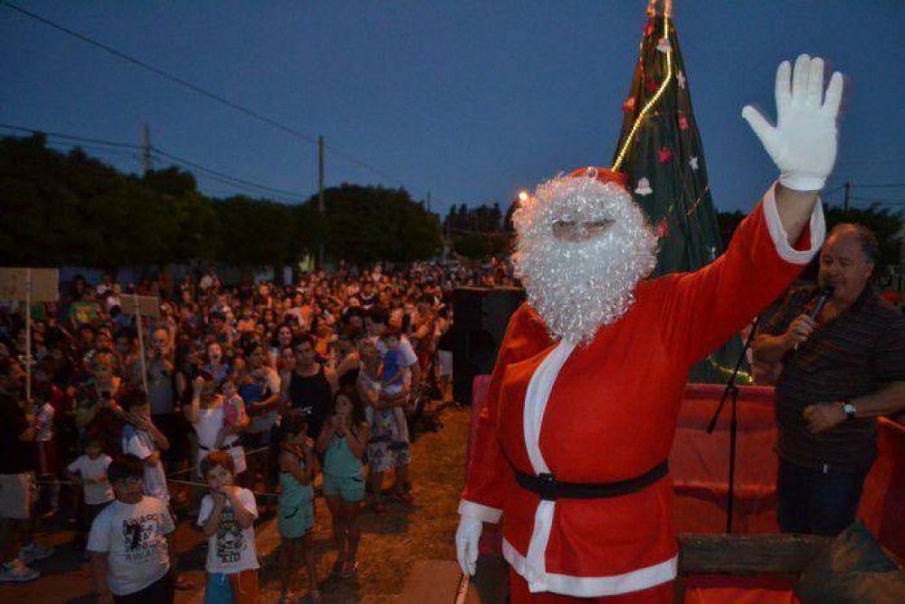 Papa Noel entreg� regalos a ni�os y ni�as de la ciudad