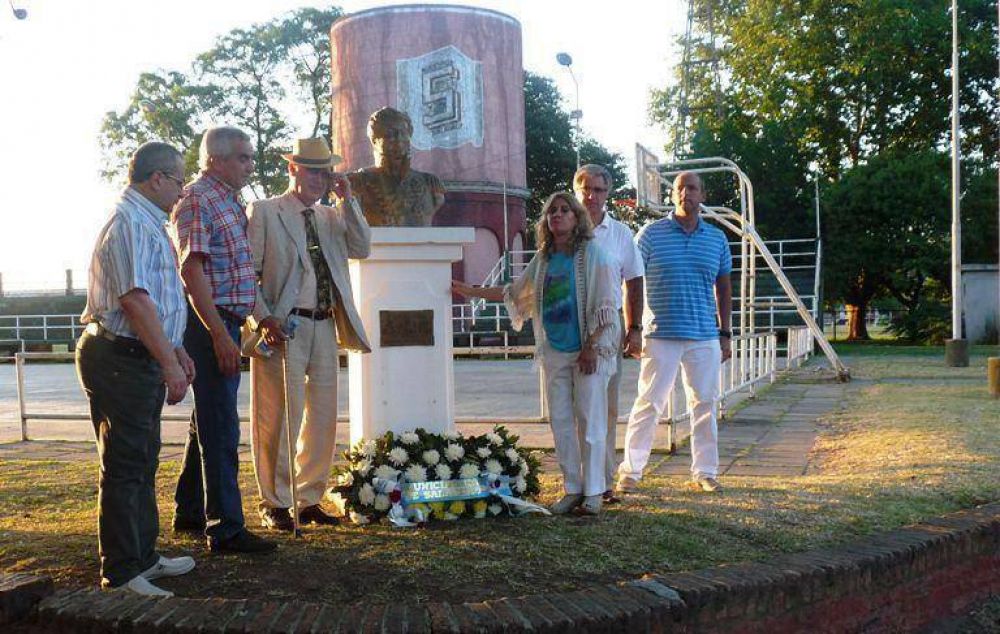 Ofrenda floral en el monumento de Juan Manuel de Rosas