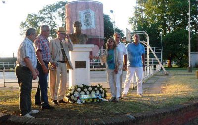 Ofrenda floral en el monumento de Juan Manuel de Rosas