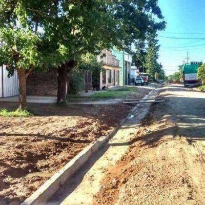Construyen cordones cuneta en el acceso