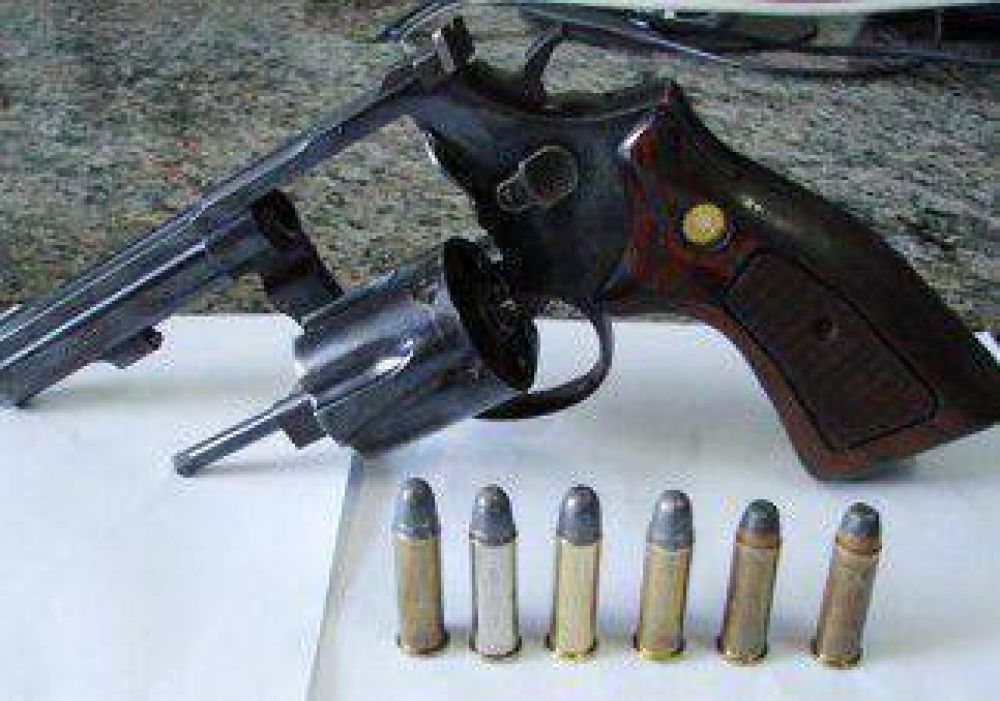 Detienen a dos neuquinos con un rev�lver y coca�na 