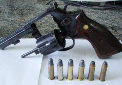 Detienen a dos neuquinos con un rev�lver y coca�na 