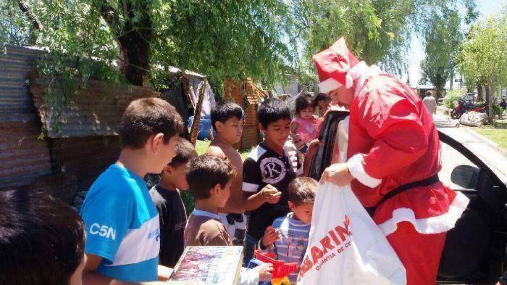 Papa Noel recorri� la ciudad y visit� a los ni�os de la regi�n