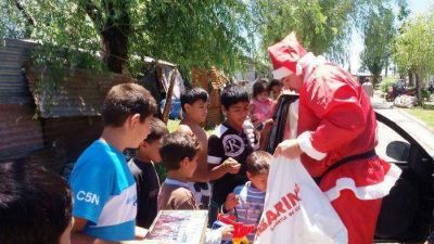 Papa Noel recorri� la ciudad y visit� a los ni�os de la regi�n