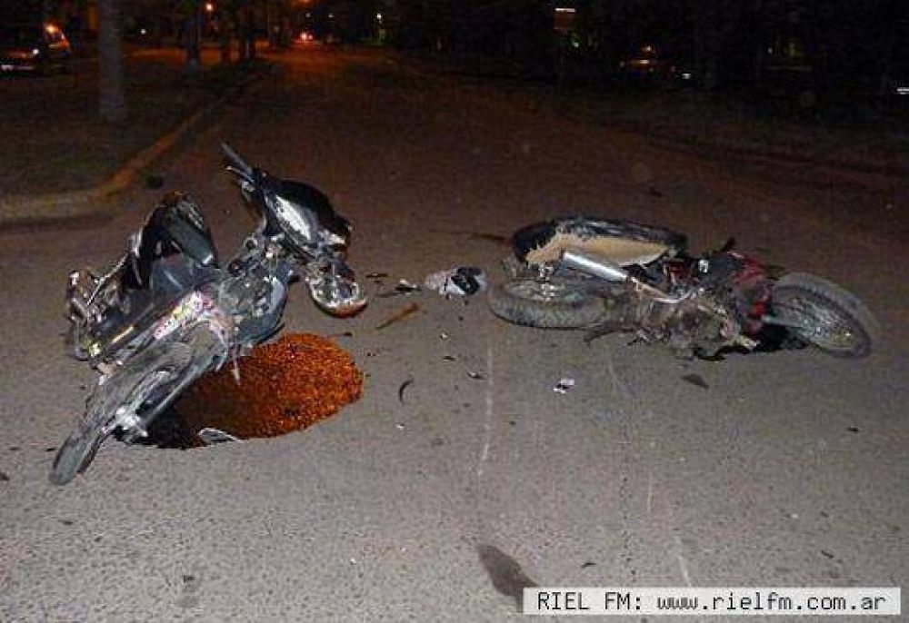 Chocan dos motos: uno de los conductores termin� muerto