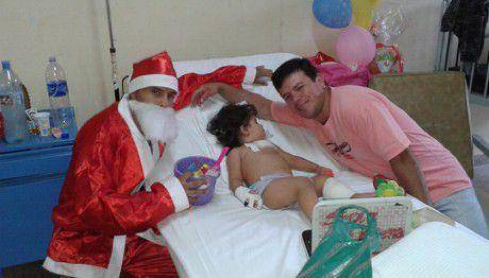 Los Papá Noel del Tekové Potí llevaron regalos al Hospital Juan Pablo II