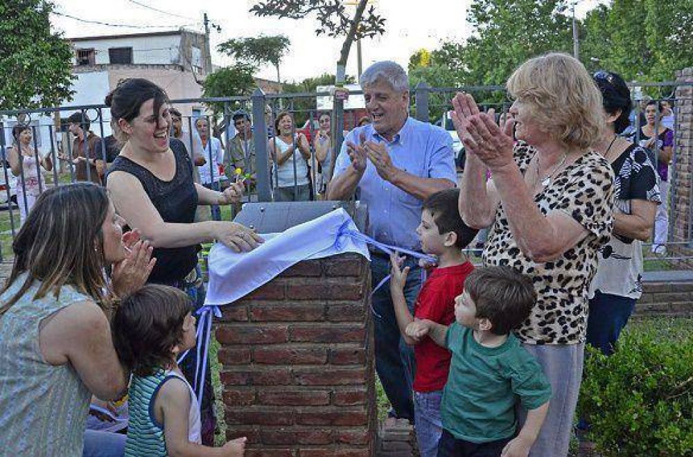 Luis Andreotti inaugur la Plaza Don Carlos, en el barrio Infico