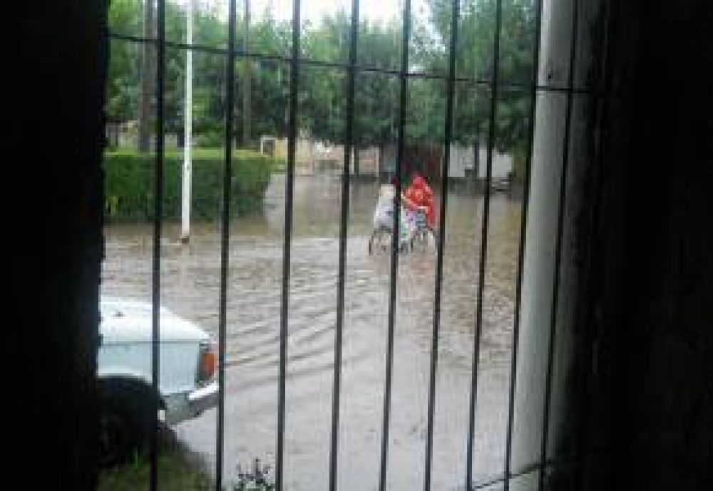 Por la lluvia, calles inundadas