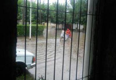 Por la lluvia, calles inundadas