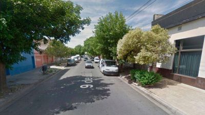 Un hombre la distrajo con preguntas, otro entr� a su casa y le robaron unos 9.000 pesos
