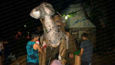 En los barrios aceleraron el armado de mu�ecos   
