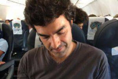 Una diputada fotografi� al Gobernador Urtubey viajando con su familia en un avi�n comercial