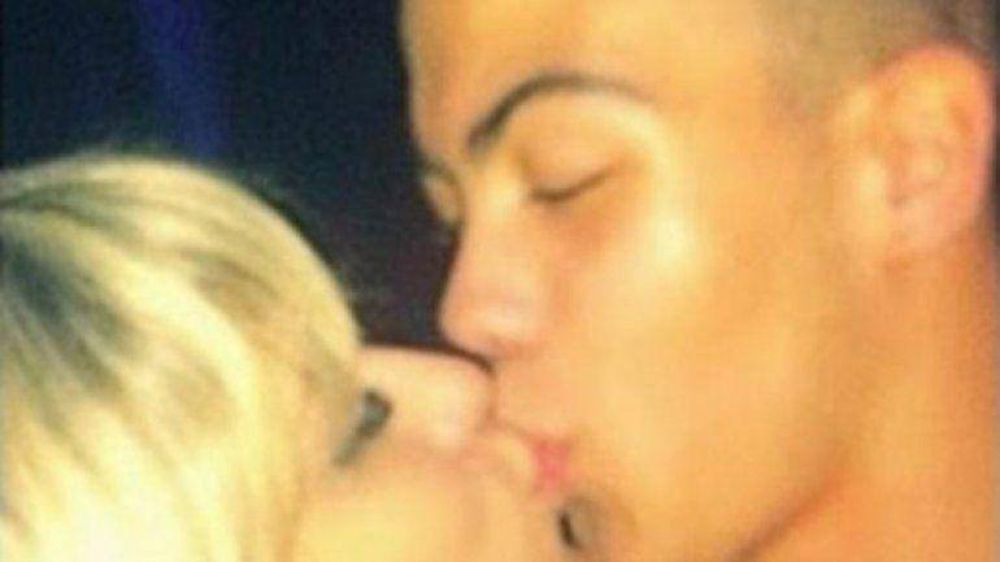La sensual maestra que bes� al hijo adolescente de Ronaldo revoluciona las redes sociales