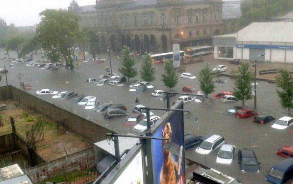 Un fuerte temporal golpea a Uruguay y decenas de autos flotan en las calles