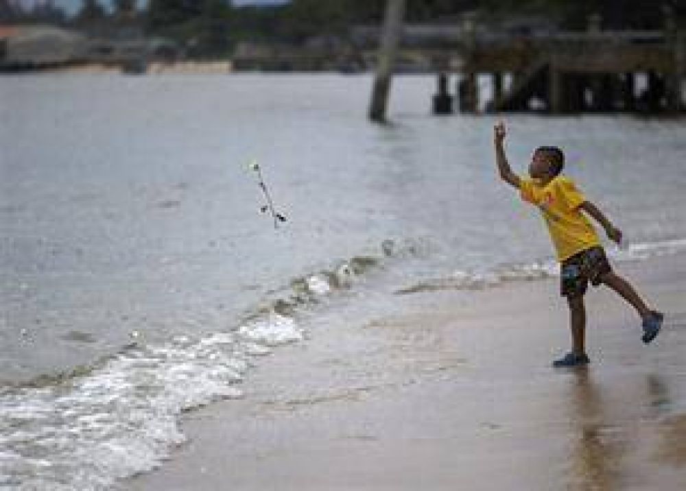 Con l�grimas y oraciones, Asia record� el tsunami de 2004