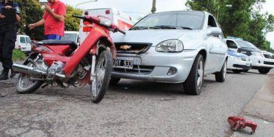 Una mujer y sus dos ni�os que se trasladaban en moto chocaron contra un autom�vil