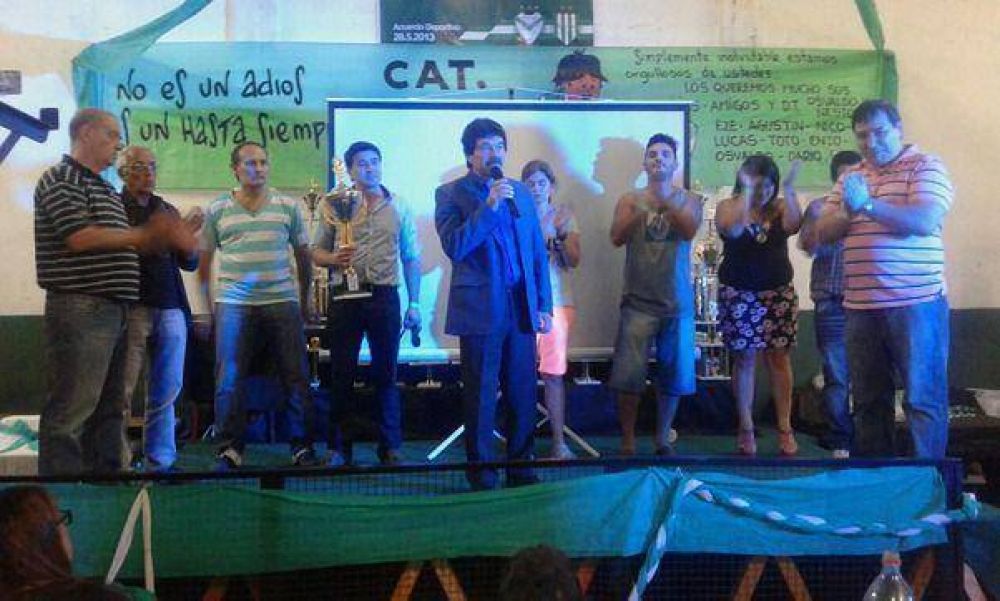 EL CONCEJAL DE LANUS OMAR LOPEZ FUE HOMENAJEADO EN EL CLUB 20 DE JUNIO