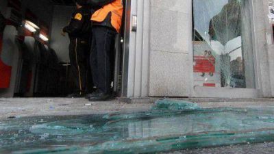 Desbaratan banda de asaltantes de bancos que romp�a el bl�ndex a mazazos para ingresar