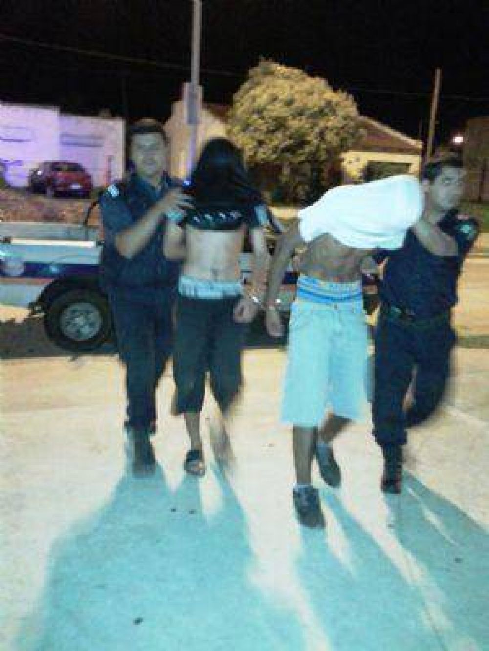 Intentaron robar moto y golpearon a su due�o con una baldosa. Quedaron detenidos
