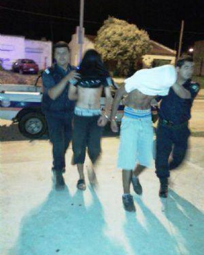 Intentaron robar moto y golpearon a su due�o con una baldosa. Quedaron detenidos