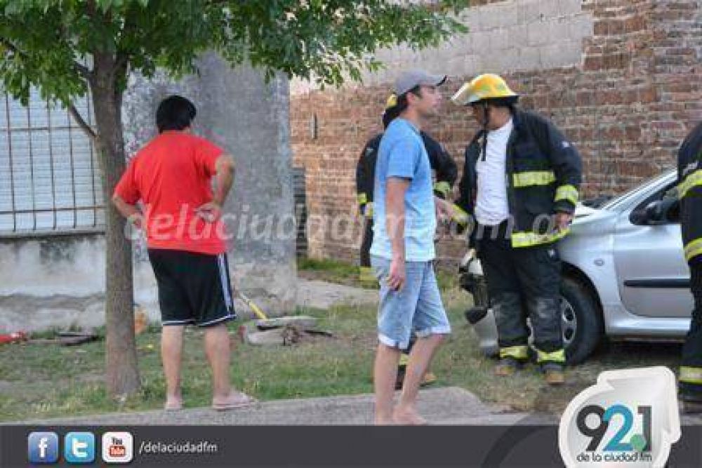 POR UN CHOQUE INTERVINIERON T�CNICOS DE CAMUZZI, POLIC�A, Y BOMBEROS