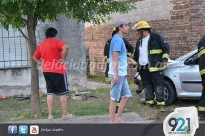 POR UN CHOQUE INTERVINIERON T�CNICOS DE CAMUZZI, POLIC�A, Y BOMBEROS