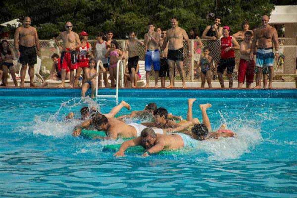 Ver�n y Alayes jugaron con hinchas al f�tbol-tenis en el Country Club   