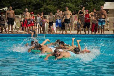 Ver�n y Alayes jugaron con hinchas al f�tbol-tenis en el Country Club   