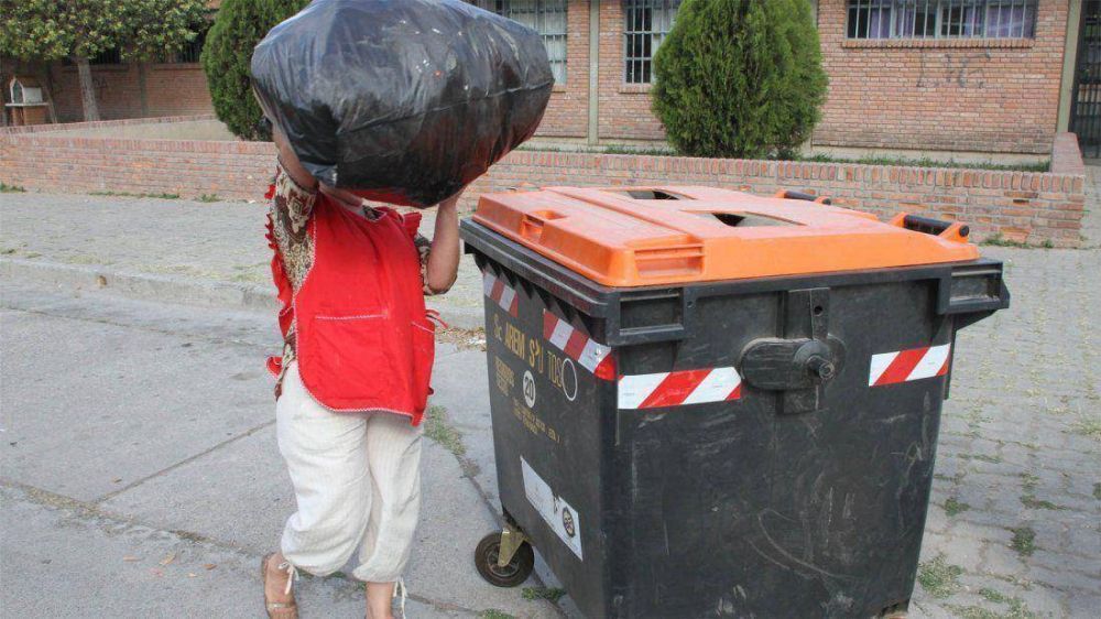 En trece barrios, ya separan la basura