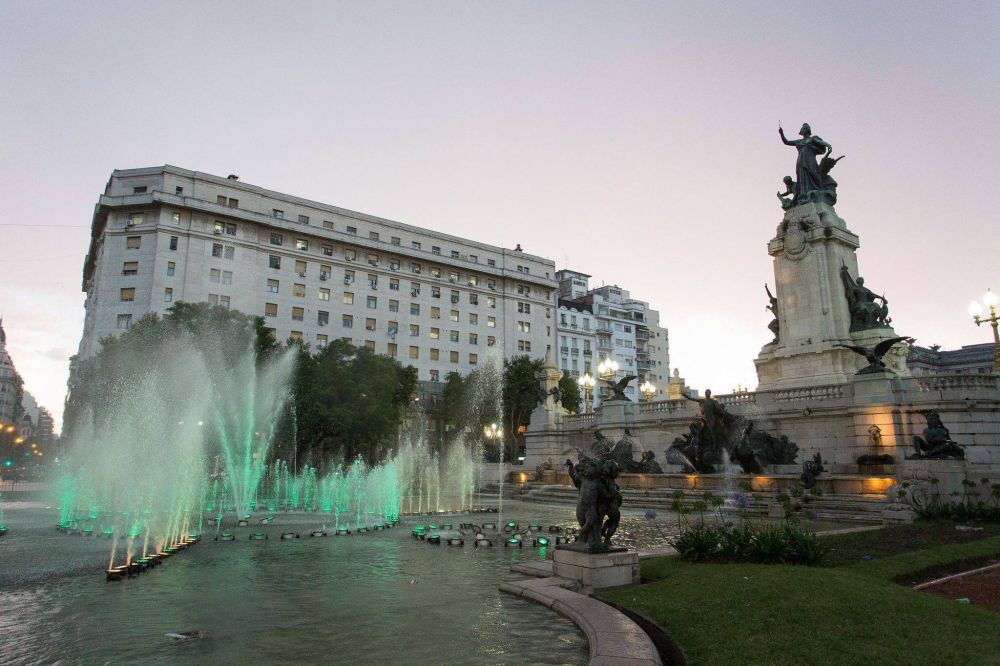 Vuelven las aguas danzantes a la Fuente del Congreso