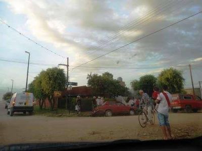 Hizo una mala maniobra y termin� en una alcantarilla