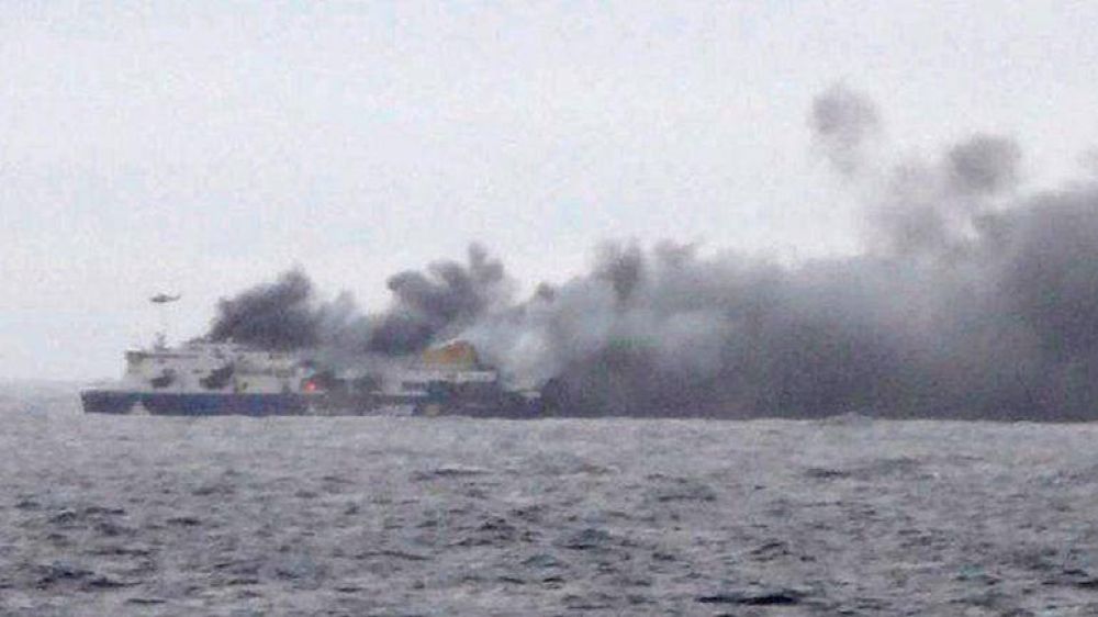 El ferry incendiado comienza a inclinarse y se complican los trabajos de rescate