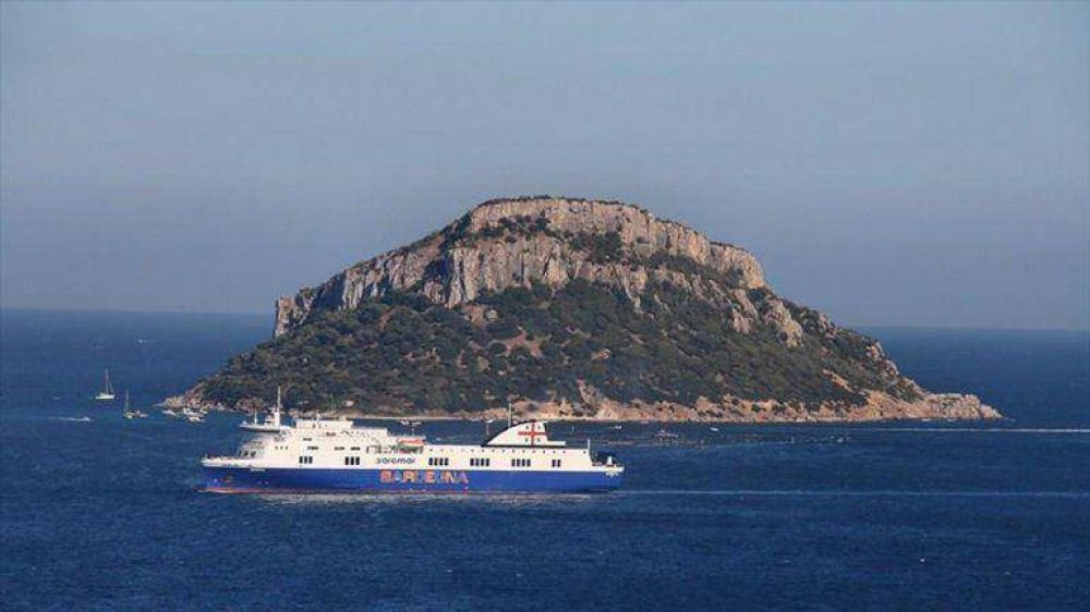 Evac�an un ferry griego con 467 personas a bordo por un incendio