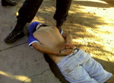 Padre e hijo detuvieron a un hombre que portaba una escopeta recortada