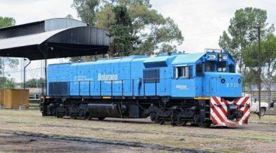 Un auto choc� con una locomotora en la Ruta 146