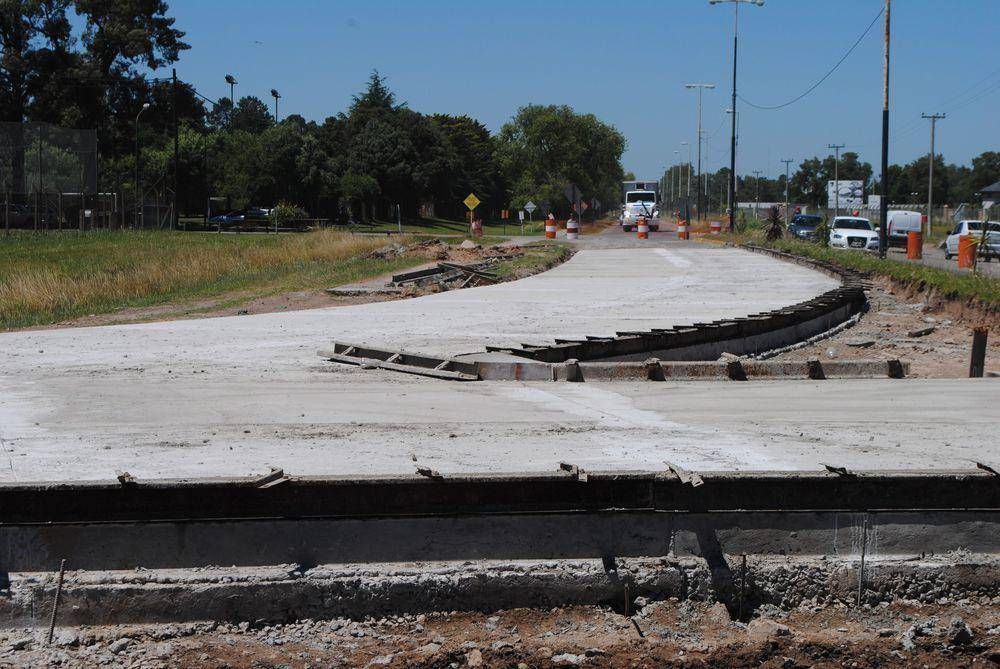 Hormigonaron un nuevo tramo de la rotonda en Juan Manuelde Rosas y la Ruta 20 