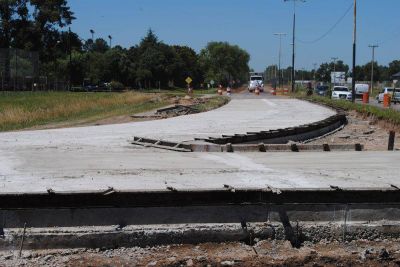 Hormigonaron un nuevo tramo de la rotonda en Juan Manuelde Rosas y la Ruta 20 