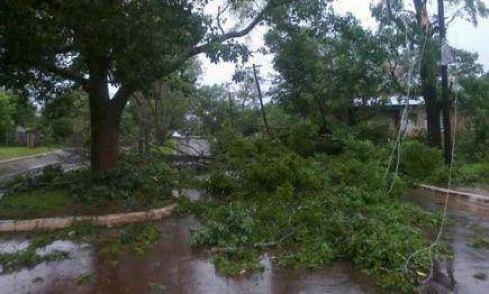 Cuantiosos da�os por el temporal en Posadas y Garup�
