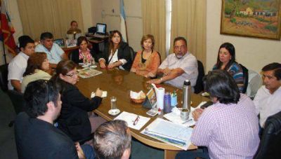 Gremios docentes quieren ver y analizar el decreto del aumento