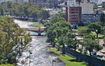 Se arroj� al Suqu�a y salv� a un ni�o arrastrado por el agua