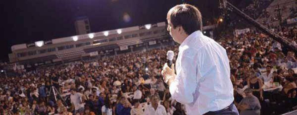 15.000 militantes despidieron el a�o junto a Gustavo Mart�nez en For Ever