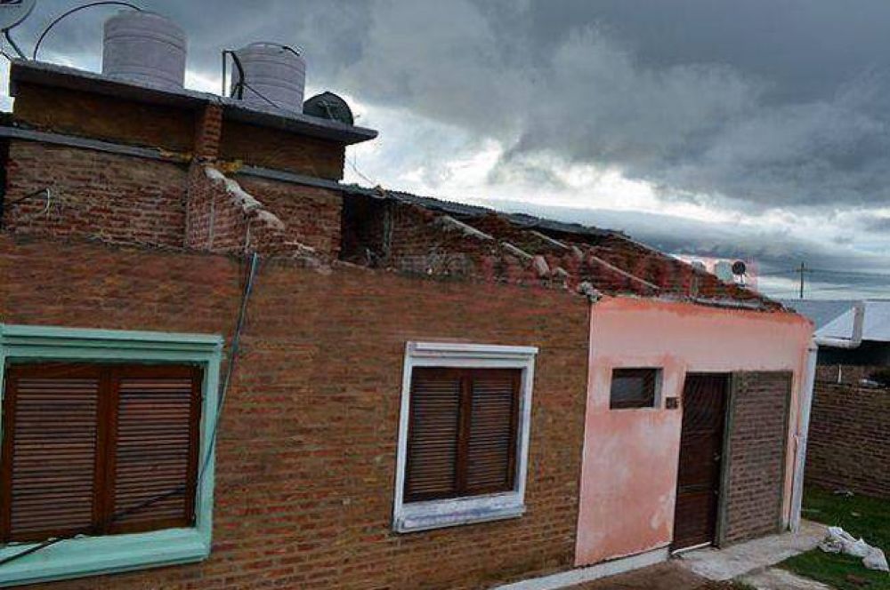 Fuerte temporal provoc� ca�da de �rboles, corte de energ�a y da�os en viviendas