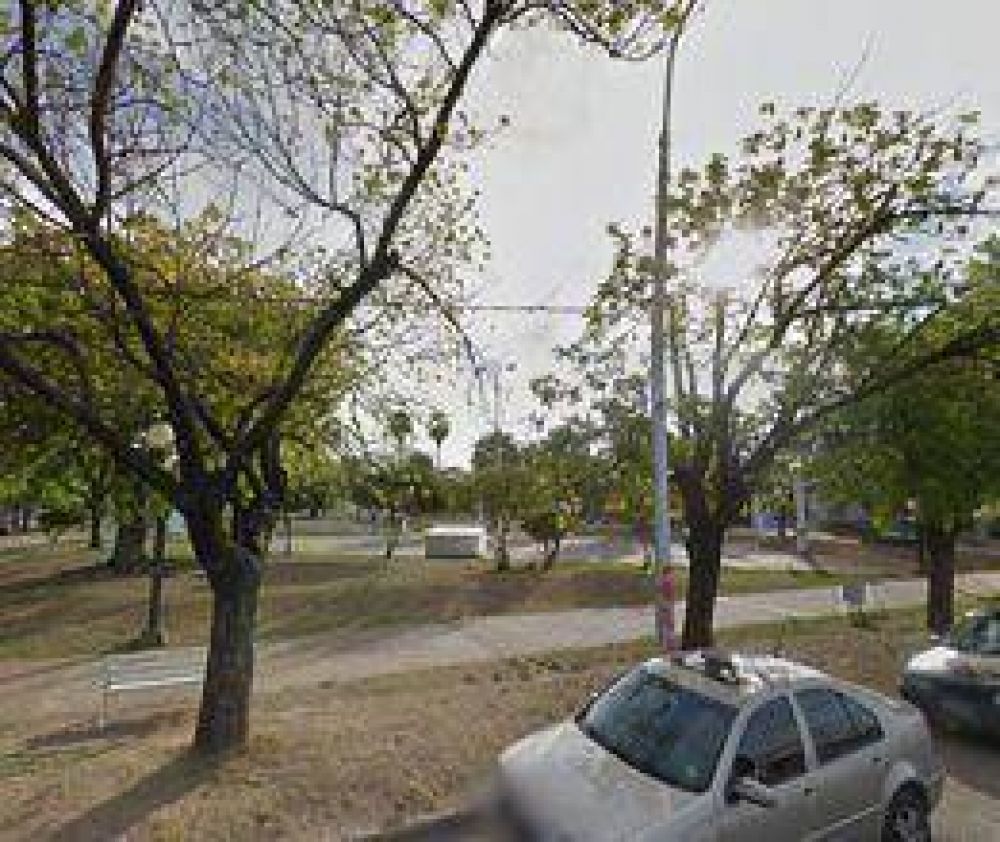 Lo amenaz� con cuchillas para robarle  
