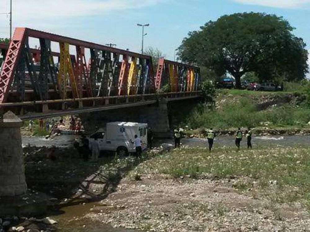 Un hombre se tir� del puente de R�o Vaqueros