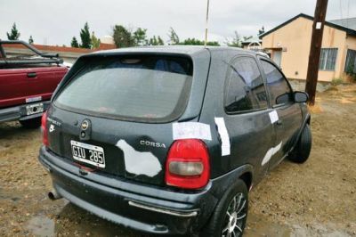 Golpeaban y asaltaban a una pareja que esperaba un colectivo y los atrap� la polic�a